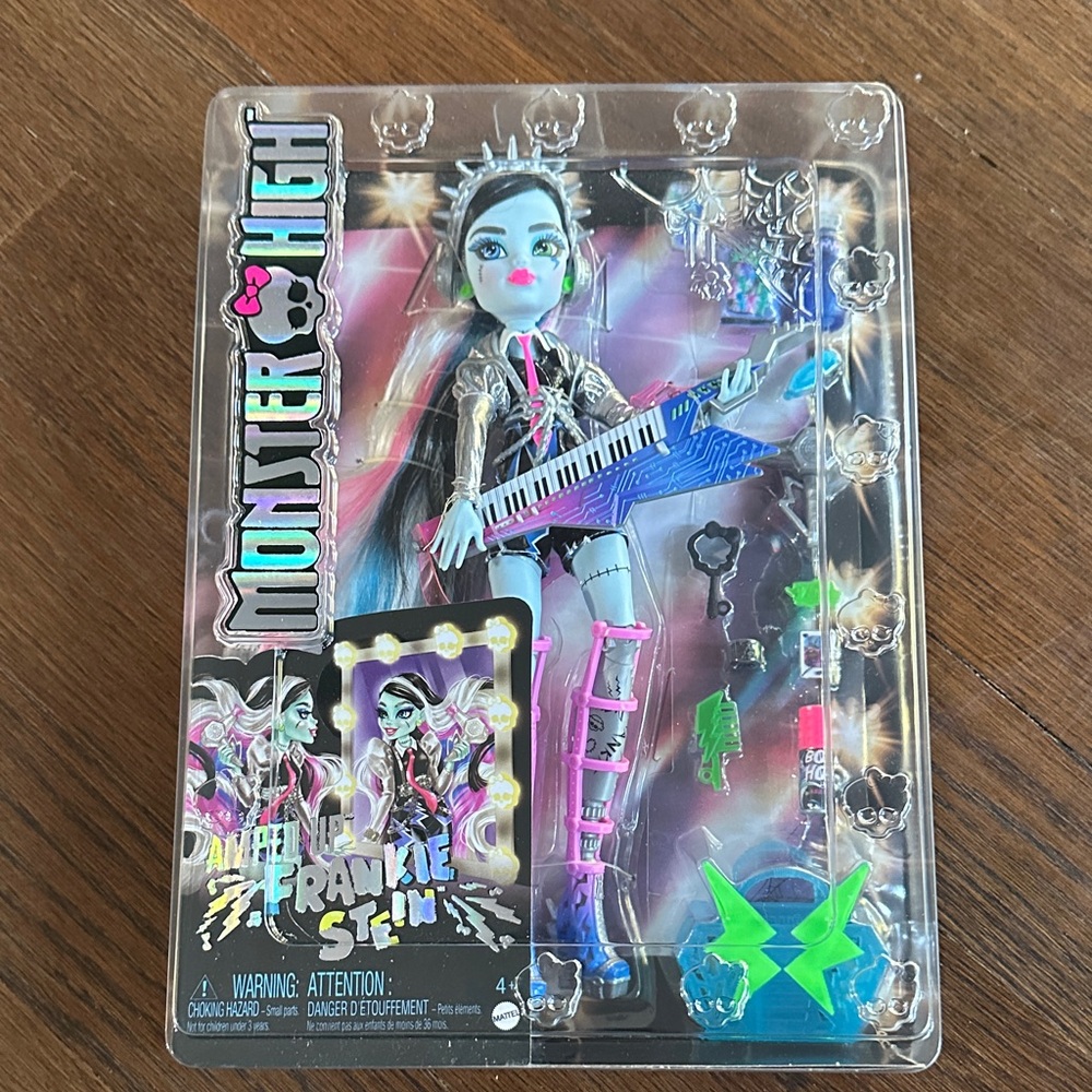 Monster High Frankie Stein Amped up Doll with Blue and Pink Accents New in box
